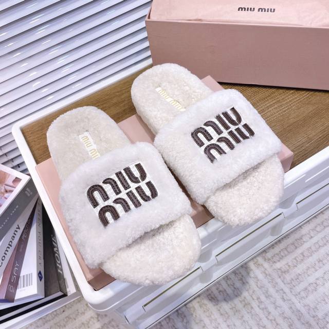 Miumiu P: 女款size: 35-39 40订做不退换 M家2024缪缪 秋冬新款字母羊毛拖鞋 超舒适的miu毛拖 简约 随性 时髦有范， 慵懒又不乏高